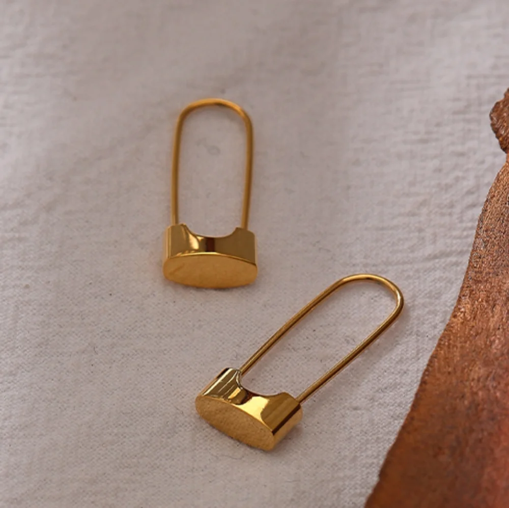 Chic Lock Hoop Earrings - Picture 4 of 8